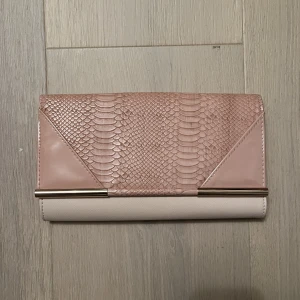 LJUSROSA KUVERTVÄSKA 💞 - Säljer den här fina kuvertväskan med kedja ifrån New Look. Aldrig använd 💕