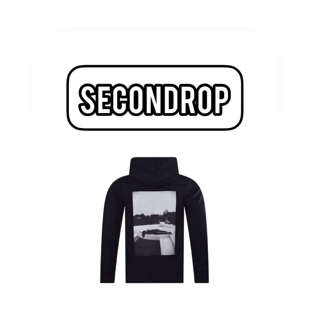 ▪️Limitato Rest Zip Hoodie▪️ - Skick 9/10 - Storlek M - Pris: 1499:- - Ordinarie pris: 3999:- - Intresserad? Hör av dig på DM!💌 - Vi erbjuder en trygg handel🙏🏽  #secondrop . Hoodies.