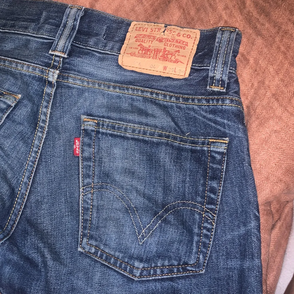 Säljer dessa fina Levis jeans då dom inte passar mig längre💕 Köptes second hand för två år sedan 💕 . Jeans & Byxor.