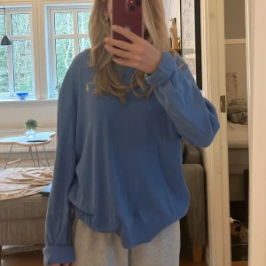 Polo ralph lauren tröja - Superfin stickad tröja från polo ralph lauren. Tröjan är v ringad och i en superfin blå färg med en gul logga. Tröjan sitter bra oversized och är i bra skick. Köpare står för frakt💗