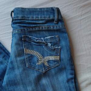 Jättefina skinny jeans köpta på secondhand. Storlek ungefär S, eller kolla sista sliden om det är till någon hjälp. Eller typ 26/28 i storlek. Skriv gärna om ni har frågor eller förfrågningar om bild 🍁