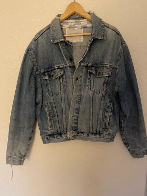 Vintage jeansjacka  - Okej lagning, går att ta bort med en sprättkniv. 