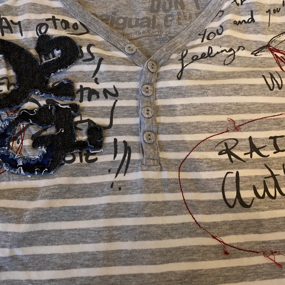 Väldigt unik tröja av märket Desigual. 💛 Bild 3 visar en reva på baksidan och även snörningen som lossat en aning men det är inget man ser på avstånd. . Skjortor.