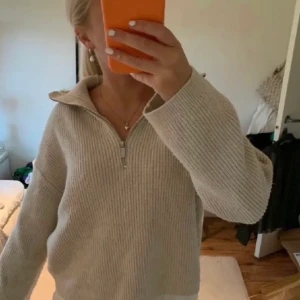 Stickad tröja - Stickad tröja från hm! Superskön och så fin💕Storlek xs men passar mig som i vanliga fall har s💕lite nopprig💕hör av dig vid frågor! Bud är bindande!! 