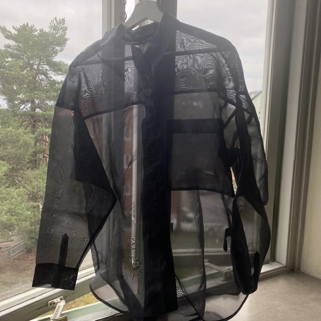 Svart genomskinlig skjorta, Monki strl M