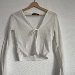 Knyt topp - Långärmad topp som man knyter vid bysten, jag brukade andvända den både som en kofta men även ensam bara så. Tyvärr andvänder jag inte den längre bara 