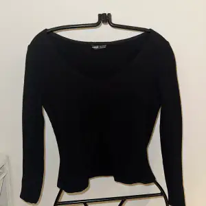 En svart tröja från Shein, storlek S och aldrig använd. ❤️‍🔥delad i mitten där fram