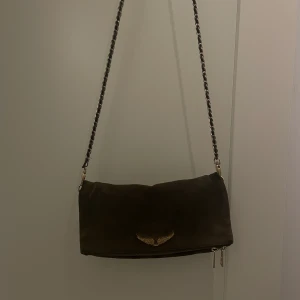 Zadig väska - Fin väska från Zadig Voltaire, mörk olivgrön färg med guld detaljer ❤️ skriv för mer info