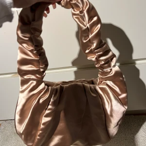 Väska monki - Väska från monki med prislappen kvar!⚡️✨satinmaterial❣️