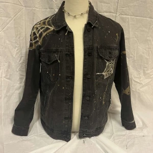 BLEKT JEANSJACKA - Jeansjacka som är hur cool som helst! Vi har blekt mönstret och highlightat med vit textilfärg, som tvättas i 40°.  Vid intresse kontakta oss via Instagram DM @nyttosnyggt.uf Frakt ingår i priset