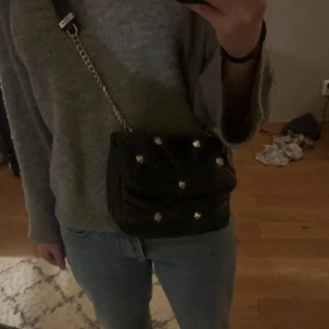 Svart väska med gulddetaljer från Zara!❤️ Helt oanvänd - 150kr plus frakt❤️