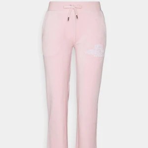 Äkta limited edition Juicy Couture - Säljer mina jättefina äkta limited edition Juicy byxor, då de är för små för mig. Byxorna är oanvända och lapparna sitter kvar. Byxorna är i storlek S, men det passar M om man vill ha en tajtare passform. Pris kan diskuteras. Original pris: 1650kr. 