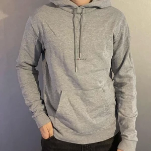 Saint Laurent Hoodie  - En saint Laurent Hoodie som är i gott skick förutom trycket som är utslitet. Tröjan är i storlek S. Nypris 6300kr✅