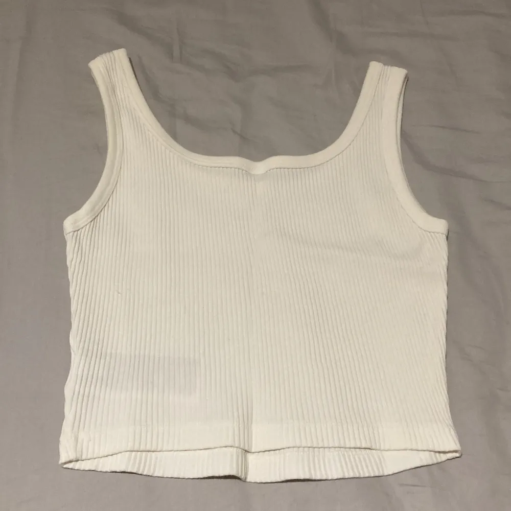 Cropped tank top, fits normally, brand new condition, worn once . Toppar.