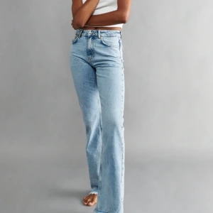 Jeans - Högmidjade jeans från zara i den perfekta ljusblåa. Storlek 34 men passar även mig som har 36 i vanliga fall. 