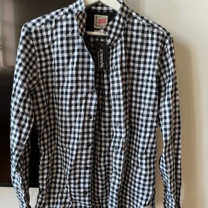 Vailent Rutig Skjorta Strl M - Snygg oanvänd skjorta med taggen kvar.