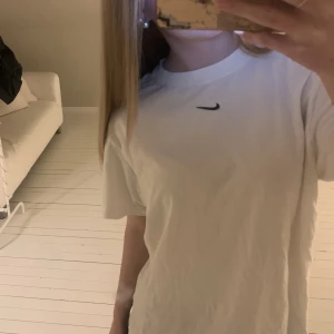 nike tshirt - Köpt på zalando i somras. Inte använd särskilt mycket. Köparen står för frakten💞