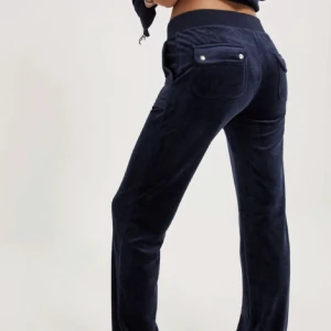 Säljer - Säljer blåa juicys. Lite rostig på knappen. Syns endast om man tittar noggrant. Lägg märket till att de e ett annat material än de på bilden men verkligen inget heller som syns särskilt mycket. Kontakta för fler bilder!❤️