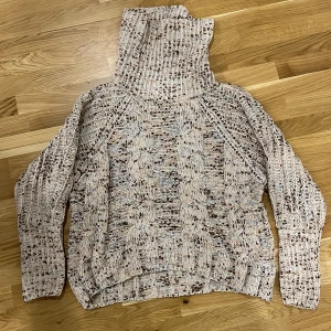 Fin vinter tröja som är oanvänd stl XS - 100% polyester men känns som velour Mjuk och mysig den är någorlunda kortare framifrån och längre bak