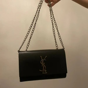 Yves Saint Laurent väska - Denna är så sjukt fin, tvekade väldigt mycket på att behålla den. (Köparen står för frakten)