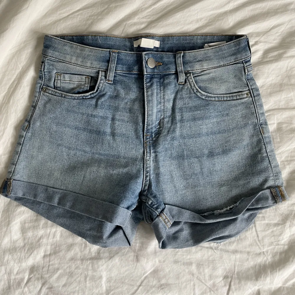 Ljusblå jeans shorts högmidjade  Stretchiga  Säljer pga inte min stil längre . Shorts.