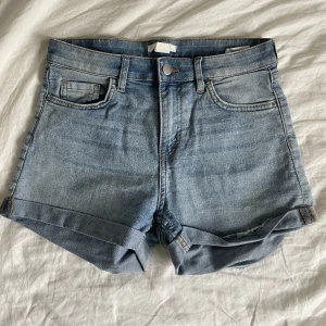 Jeans shorts  - Ljusblå jeans shorts högmidjade  Stretchiga  Säljer pga inte min stil längre 