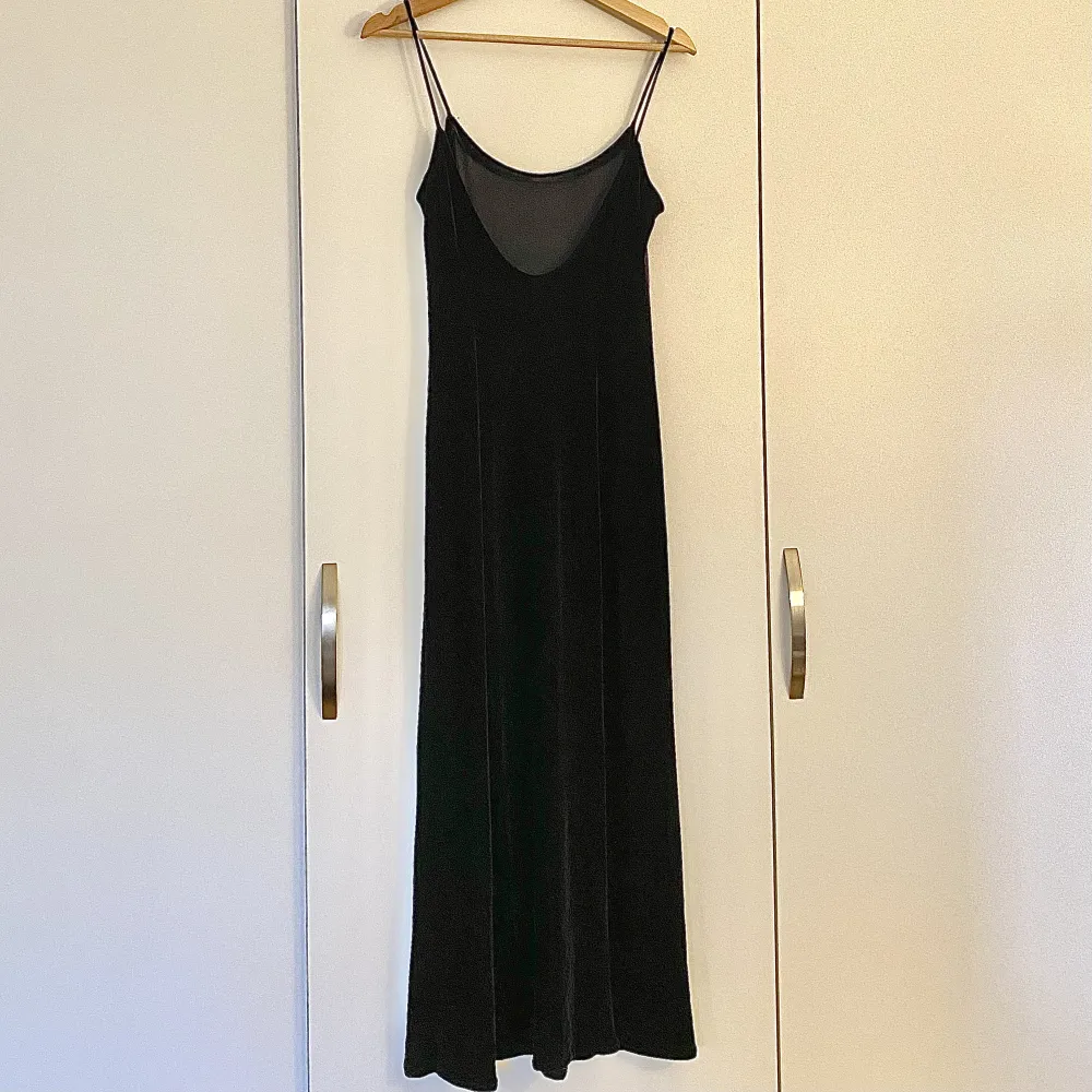 Så fin vintageklänning från Ralph Lauren i Strl S. Klänningen har en djup rygg och en fin slits på sidan. 🌸. Klänningar.