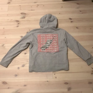 1-800-HOTLINE hoodie  - Urban outfitters hoodie men coola tryck. Toppen skick, rätt så gammal så liiite retro sådär. As snygg passform