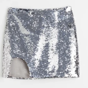 Glittrig kjol - Helt ny med lapp kvar För liten för mig så kan inte fota den på