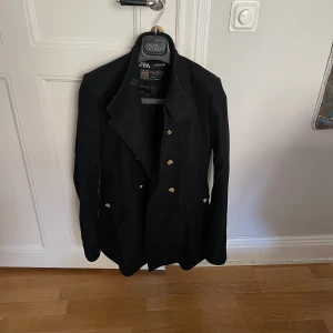 Kappa, zara - Säljer min kappa från zara förra året.  100% ull och köpt för 1200kr. Har hängt oanvänd i min garderob då jag köpte en liknande precis efter 😊