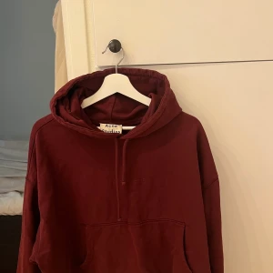 Acne hoodie  - Croppad snygg Acne Hoodie i vinröd färg 