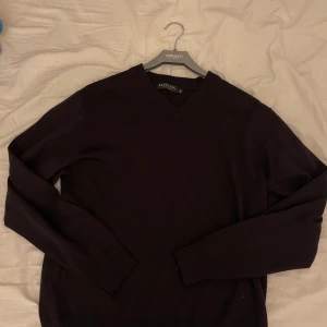 Stickad tröja - Superfin och skön stickad tröja med v-krage. Bra kvalitet på en fin tröja som passar med allt😇 hör av er vid frågor☺️