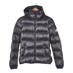 Äkta Moncler jacka dam  - 100% autentic Berre Down Hooded Womens Jacket(bady) köptes på Vestairie Collective, kvitto finns. Storlek: (0) vilket motsvarar stl (xs) Kondition: väldigt bra Bilderna är på jackan och inte bilder från Google!! Om fler bilder önskas skriv!
