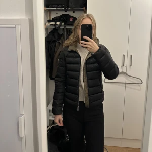 Colmar jacka  - Köpt 2015, väl använd. Dock i riktigt bra skick då jag tagit väl hand om den. Knappt använd senaste 3 åren då den blivit för liten. Storlek 34, (40 it) Sjukt snygg, mitt bästa köp någonsin, väldigt varm är den också😍😅 kan tänkas gå ner i pris! 