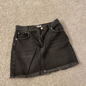 Svart jeans kjol - En helt vanlig svart jeans kjol ifrån NA-KD i stl S. Jag har själv köpt kjolen begagnad men inte använt den. Den är i bra skick. Frakt ingår inte!