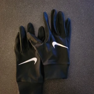 Nike Handskar - Köpte på Stadium, upptäckte försent att dem var för små, storlek Medium på dessa.
