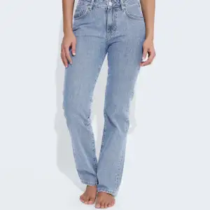 Säljer mina lågmidjade jeans från bikbok då dom är för stora för mig!  Nyskick💞