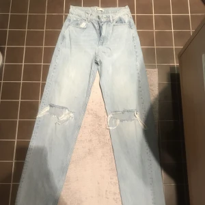 Gina tricot jeans - Jag säljer mina Gina tricot jeans för att dom inte kommer till användning, dom är i storlek 34 och köpta för 600 men jag säljer för 150. Dom är nästan aldrig använda och i väldigt bra skick, hör av er vid intresse 🫶🏻🫶🏻