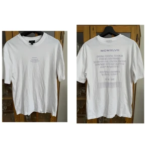 Overzied t-shirt  - Vit overzied t-shirt med tryck  Storlek: S ( herr modell )  Aldrig använd. Fint skick!  