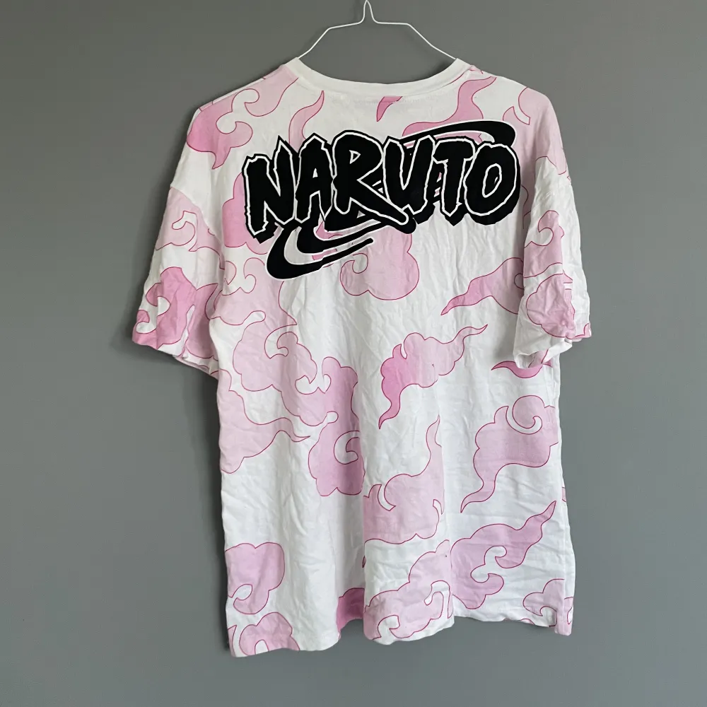 Naruto tee knappt använt köpt på bershka . T-shirts.