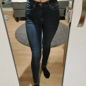 Skinny jeans från Cubus i storlek 34. Mörkblåa och sköna jeans. Passar för tjejer med långa ben ( jag är 1.73 )