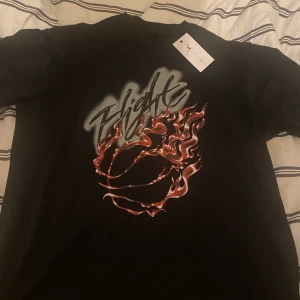 Travis Scott x Jordan tshirt storlek M - Tja säljer dena feta tröjan som blev slutsåld när den släpptes, den har fina detaljer som rhine Stones och även texten ”Cactus Jack” i högra armen i svart färg, priset går att diskuteras så hör gärna av dig 