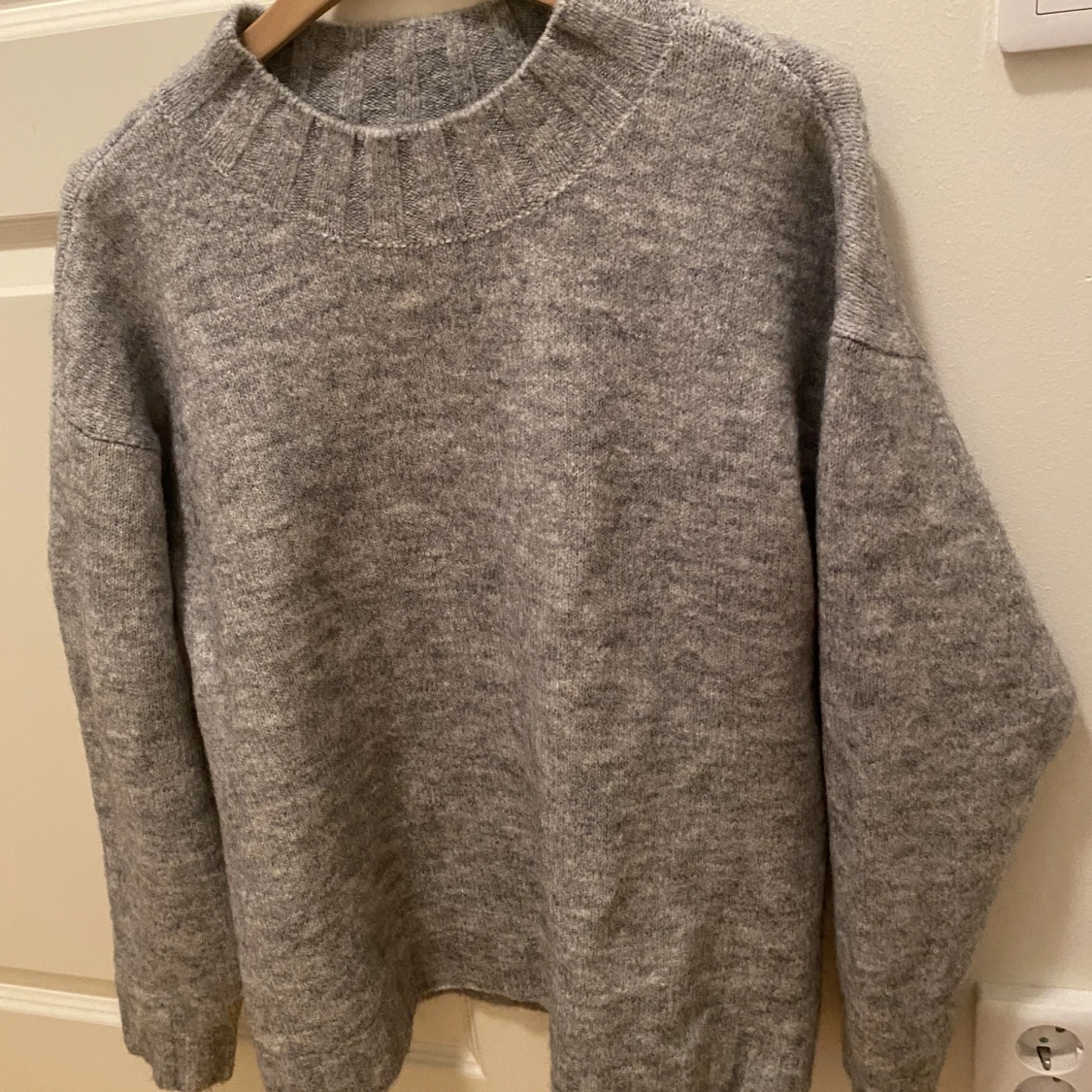 Grå stickadtröja