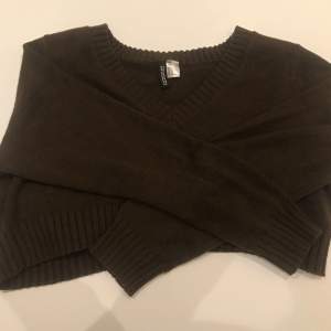 Detta är en brun stickad tröja, tröjan kommer från Divided/h&m. Jag har använt den här tröjan 3 gånger så den är ganska ny. ( köparen står för frakten)  Står XL men jag upplever den mer som L/M.