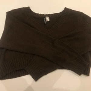 Stickad tröja i bra kvalitet  - Detta är en brun stickad tröja, tröjan kommer från Divided/h&m. Jag har använt den här tröjan 3 gånger så den är ganska ny. ( köparen står för frakten)  Står XL men jag upplever den mer som L/M.