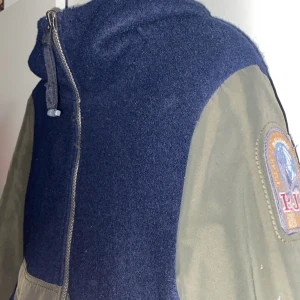 Parajumpers jacka - En riktigt fin Parajumpers jacka, jackan passar påse herr och dam och går även att ha ut och in. Det förser också med en päls till jackan.