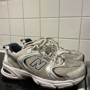 New balance 530 - Säljer mina new balance 530 Storlek 39.5 Använda men mycket kvar att ge, skorna har två små hål i hälen men det påverkar inte ancäningen 