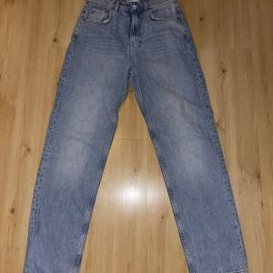 Jeans från Gina tricot, raka, blå, långa.