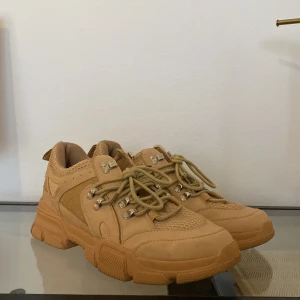 Sneakers-kängor - Använda ett par gånger, mycket bekväma. Köpt från Missguided.