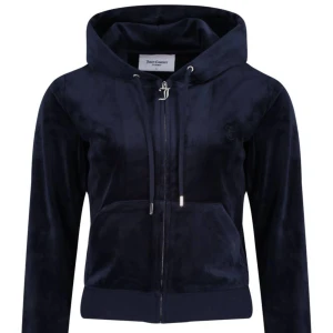 Zip hoodie från juicy couture - Den klassiska Velour Robertson zip hoodien från juicy couture i färgen Night Sky. Endast använd ett fåtal gånger och är i nyskick. Inga defekter alls! Nypris: 1200kr Kom gärna privat för egna bilder. Priset kan diskuteras😊